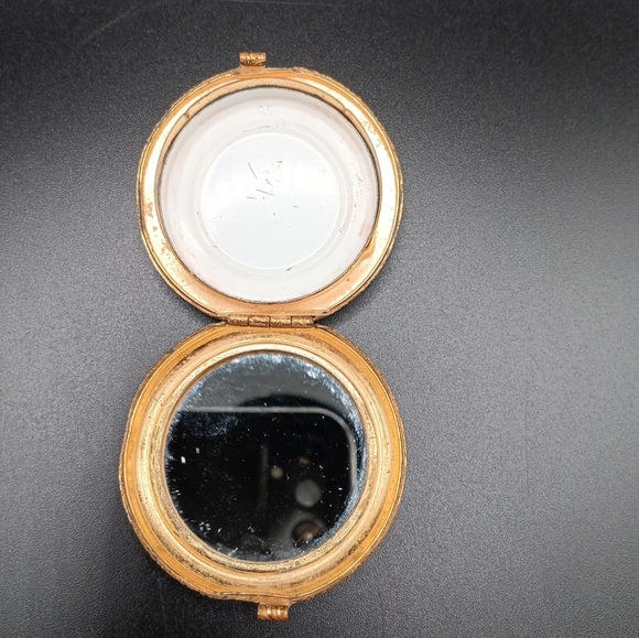 GUC Gold Vintage Etched Floral Design Small Compact! - Picture 5 of 6